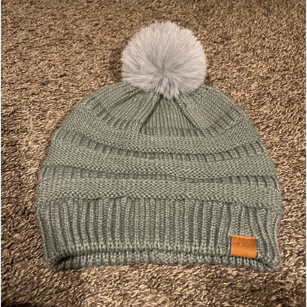 Pom knit hat with brown tag in front. 7 inches ( stretch) super cute and warm ❄️
